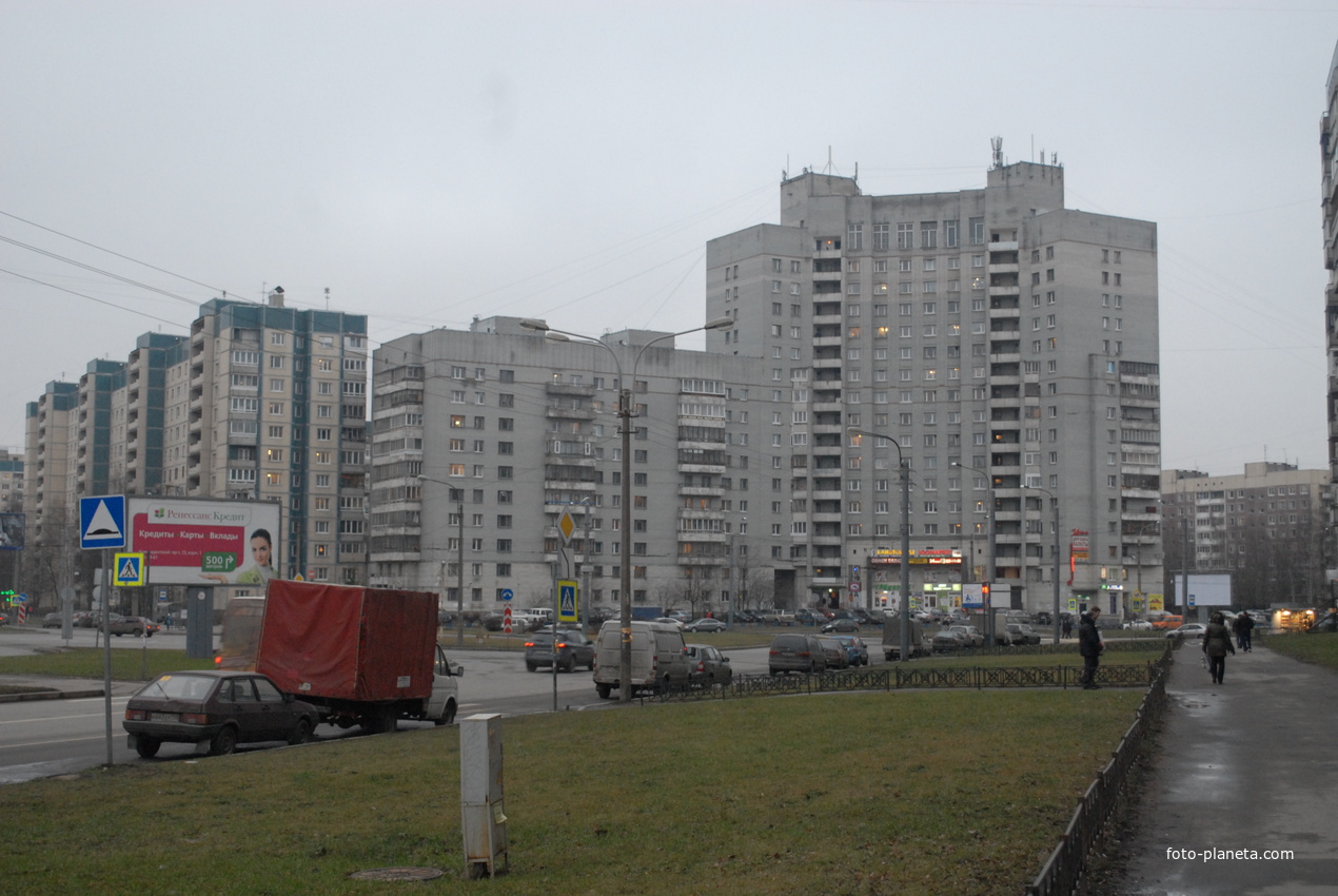 Вид на площадь Сикорского.