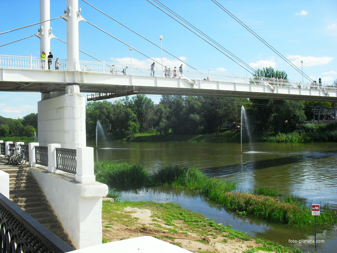 Пешеходный мост через реку Урал Оренбург