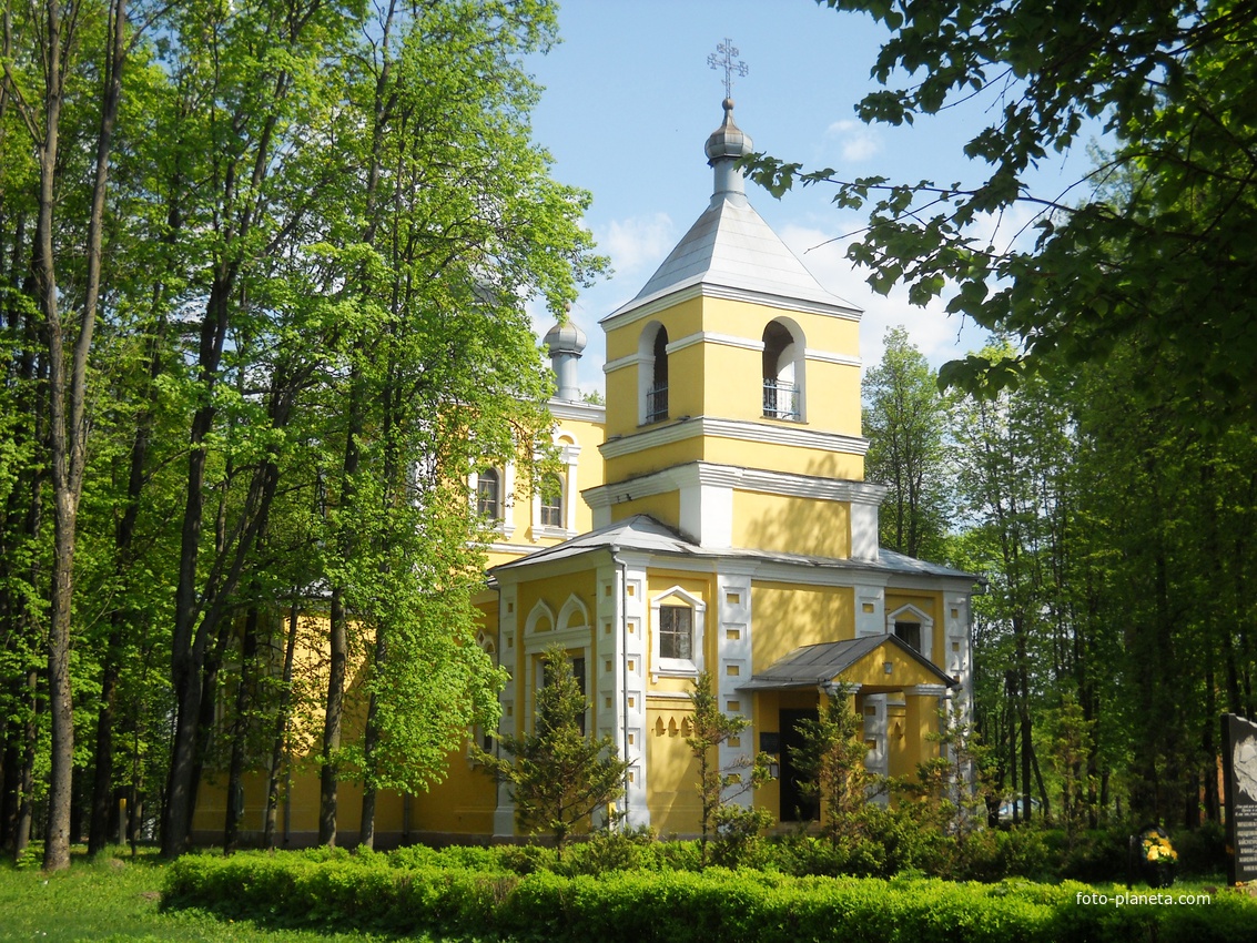 Успенская церковь конца XIX в. в рус­ском стиле, построенная вместо прежней деревянной.