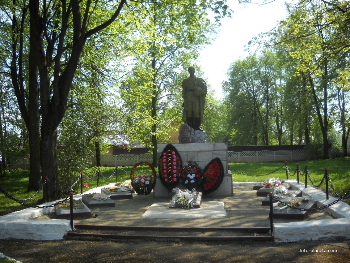 Памятник погибшим воинам на братском кладбище