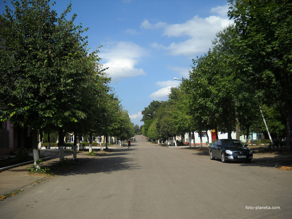Пересечение улиц Советской и 1-й Краснинской. Слева ресторан