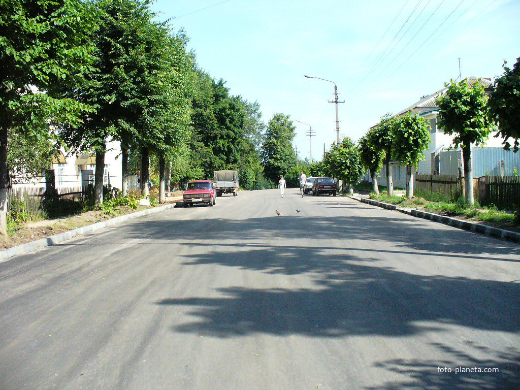 Улица Советская в районе бывшей гостиницы (справа). Слева в отремонтированном здании бывшего КБО теперь Центр культуры и филиал Россельхозбанка