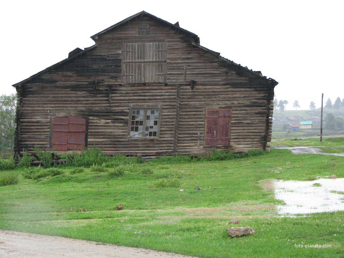 Здание складов двух торговых организаций.