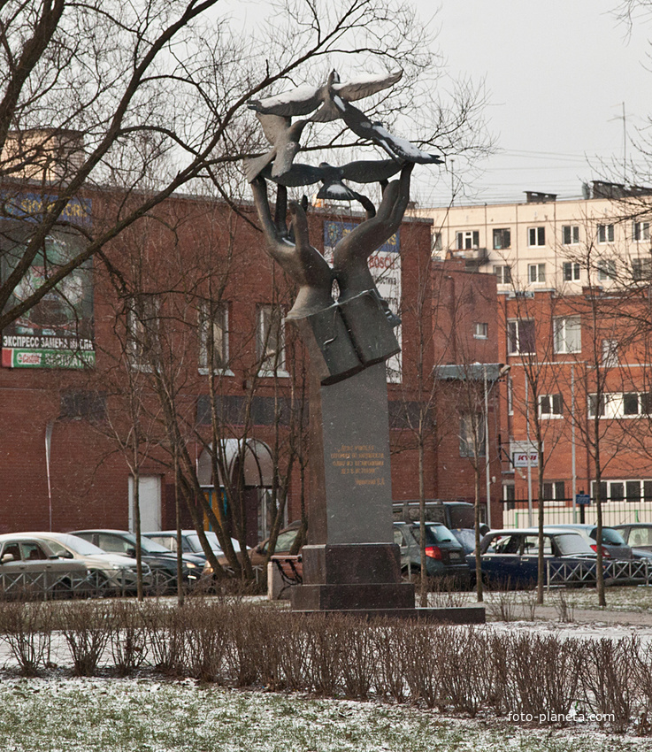 Памятник на улице Учительской