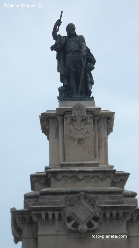 памятник Адмиралу Ружеро в конце Новой Рамблы