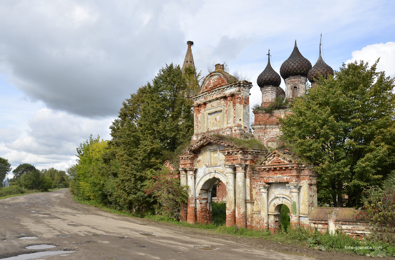 Емсна. Церковь Троицы Живоначальной.