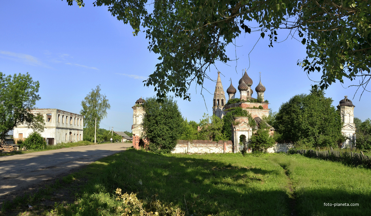 Церковный комплекс села Емсна.
