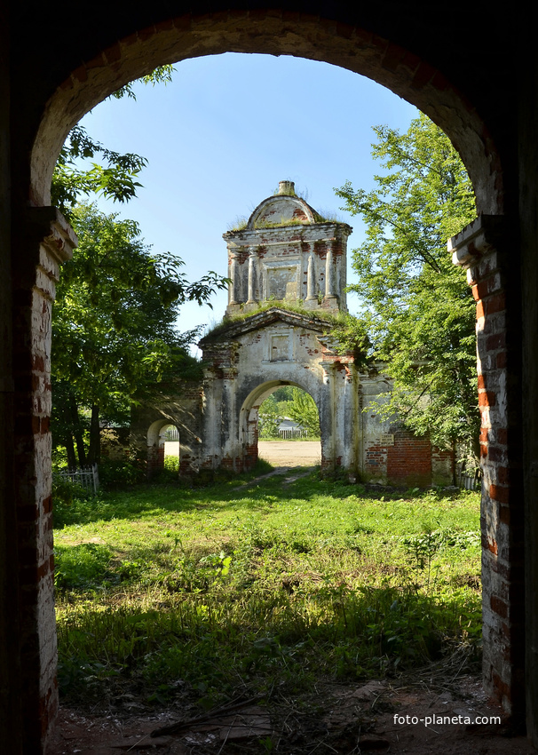 Святые ворота Троицкой церкви.