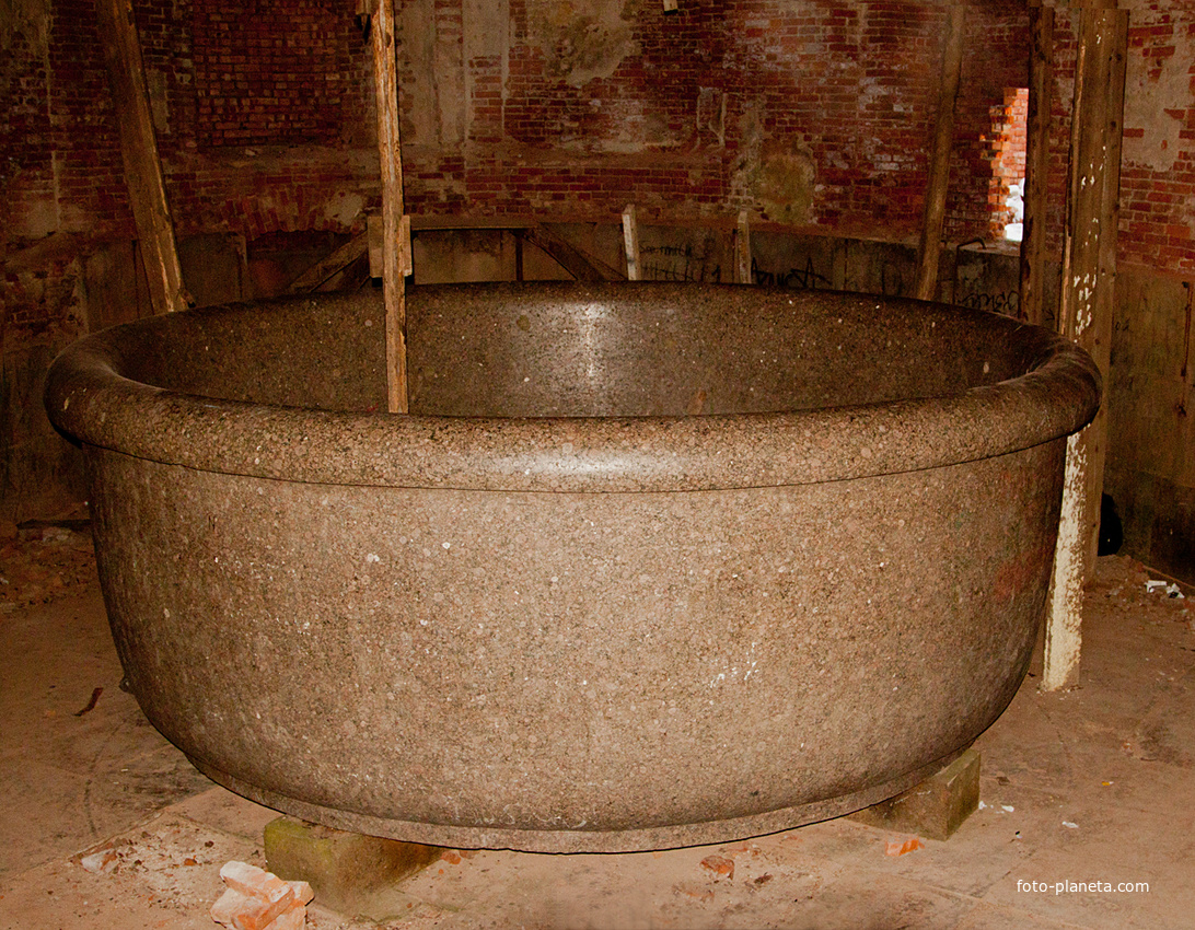 Царь-ванна в руинах Баболовского дворца