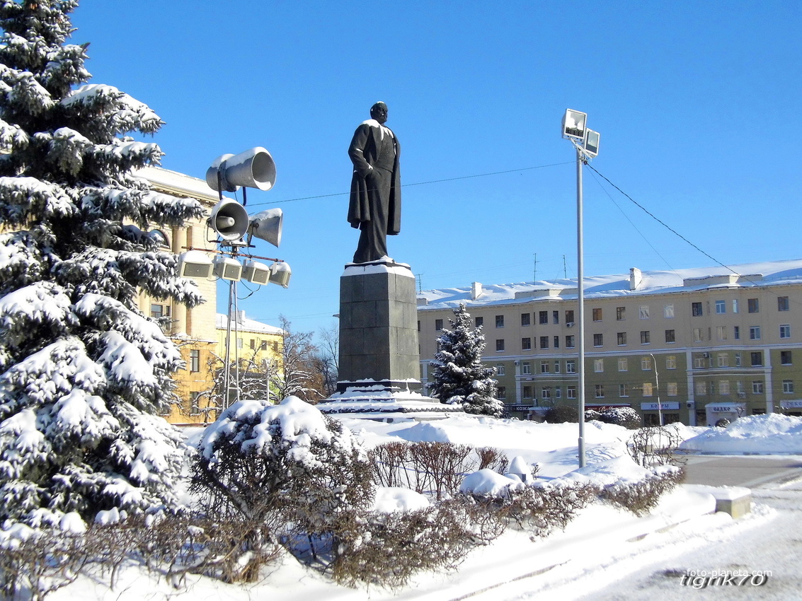 г. Пенза, памятник В. И. Ленину. Шестиметровая бронзовая фигура установлена на семиметровом постаменте из серого гранита.