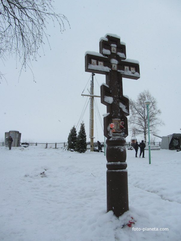 памятный крест на территории музея &quot;Дорога Жизни&quot;