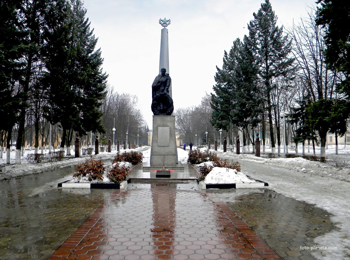 Памятник на могиле воинов Советской Армии, погибших в годы Великой Отечественной войны