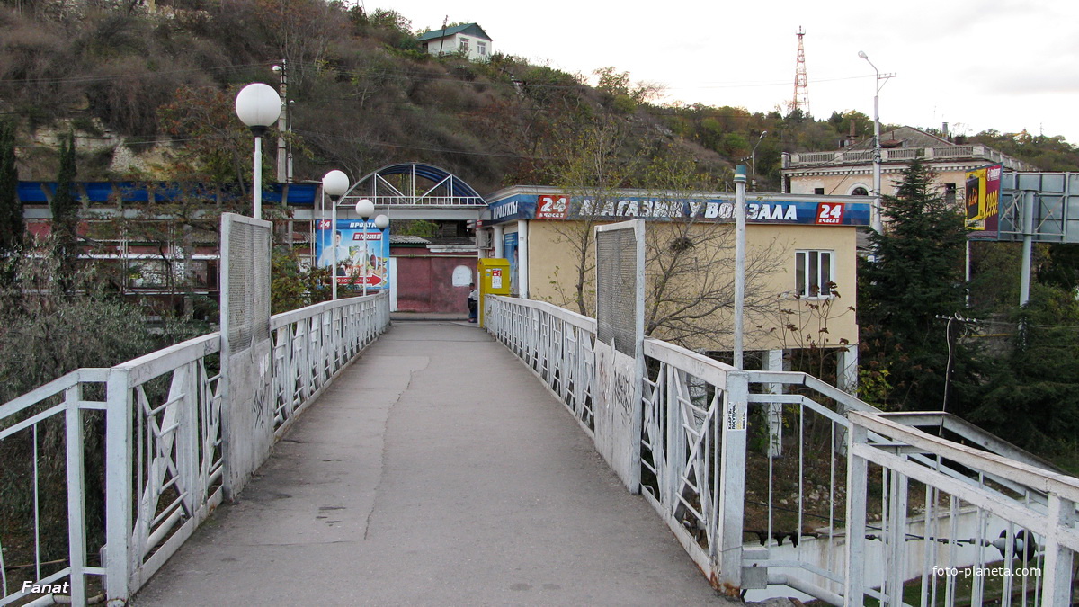 Пешеходный мост со стороны вокзала