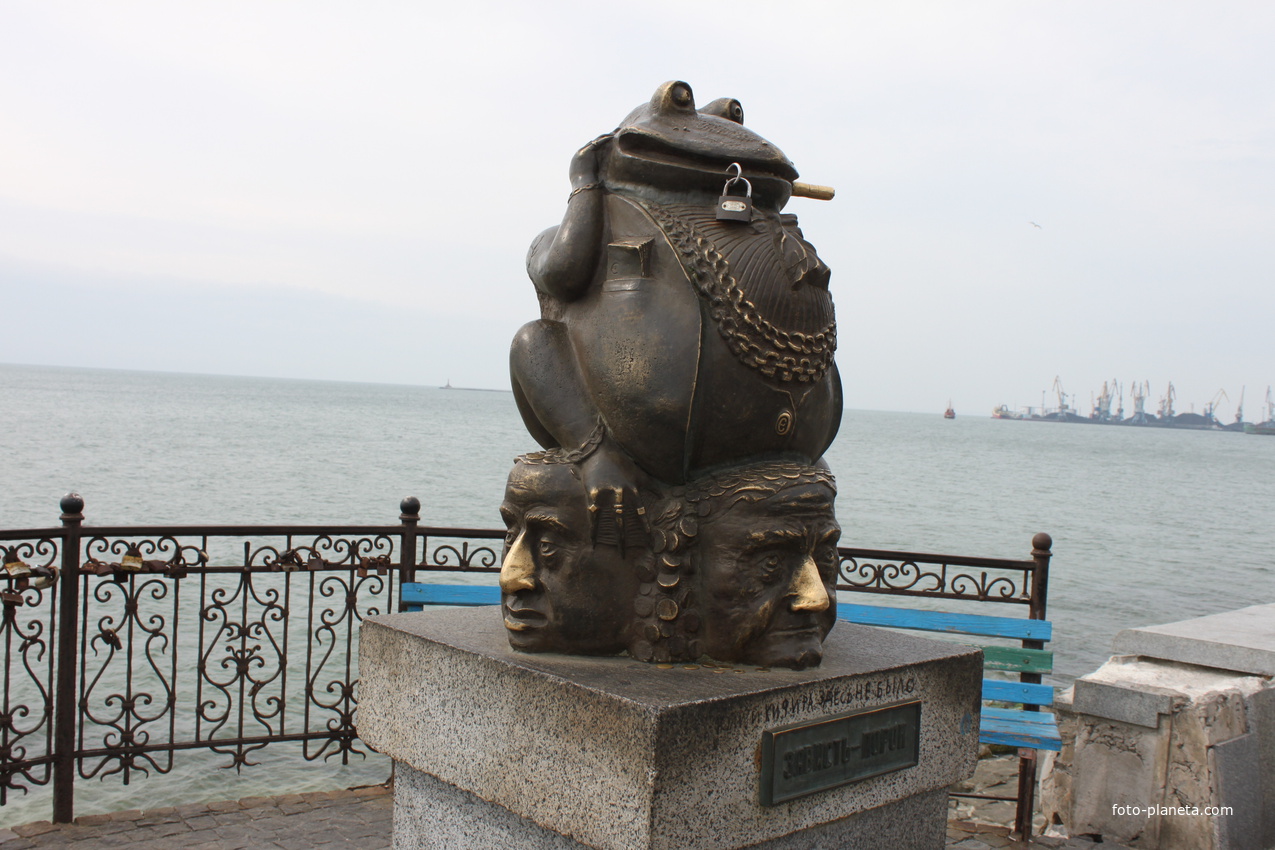 Бердянск. Памятник жабе.
