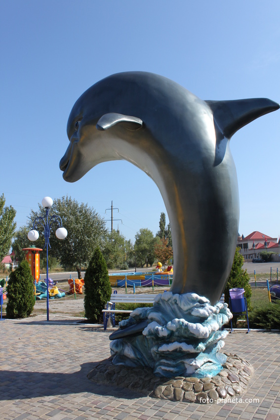 Бердянск. Скульптура у дельфинария.