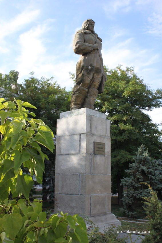 Бердянск. Памятник Полине Осипенко.