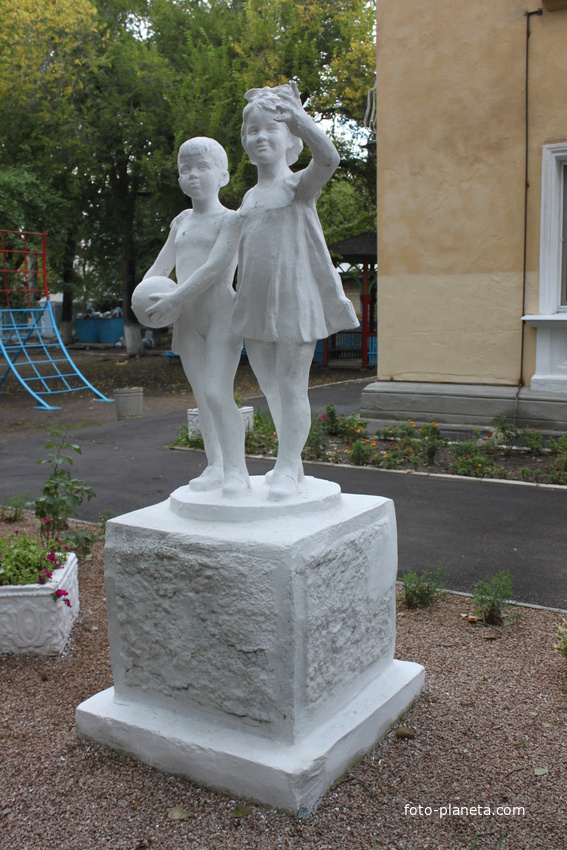 Бердянск. Скульптура на территории гимназии.