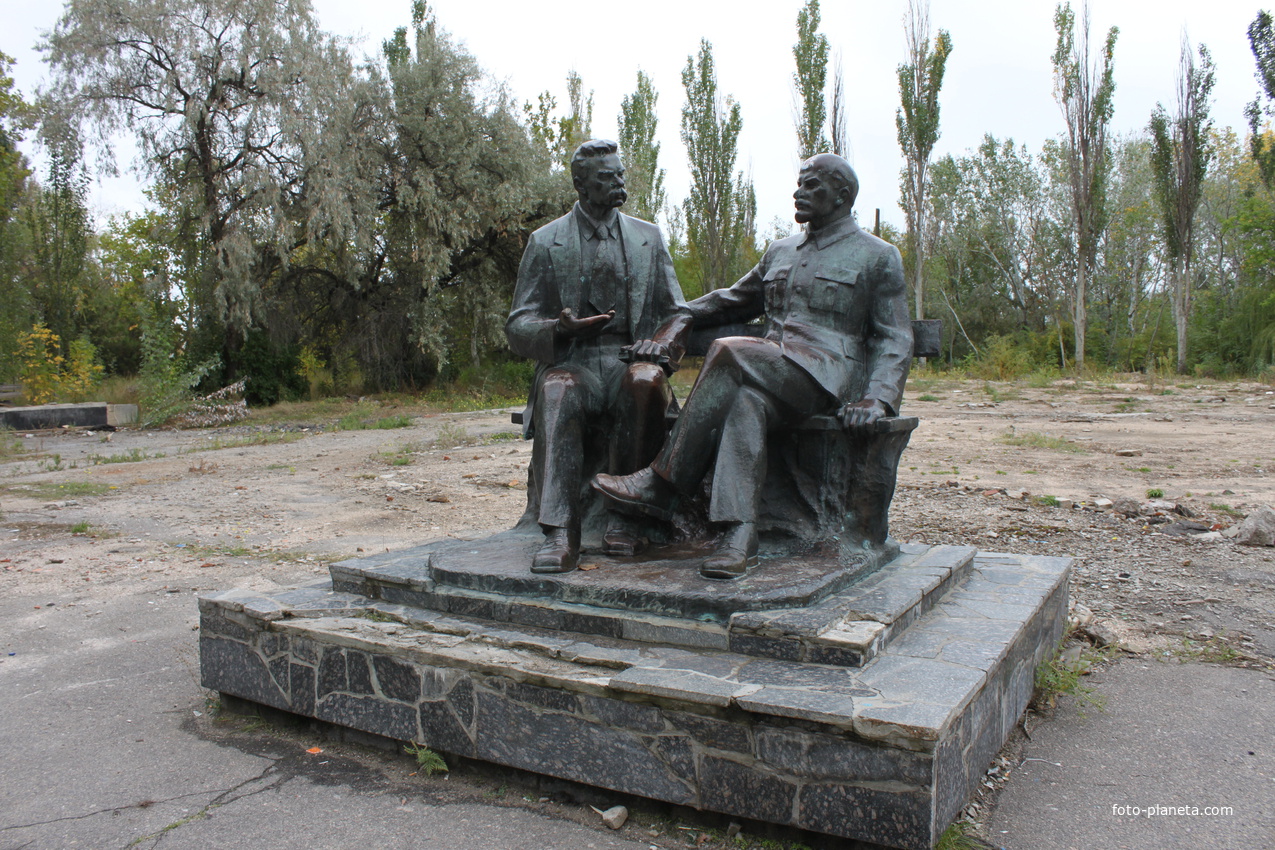 Бердянск. Памятник М.Горькому и В.Ленину.