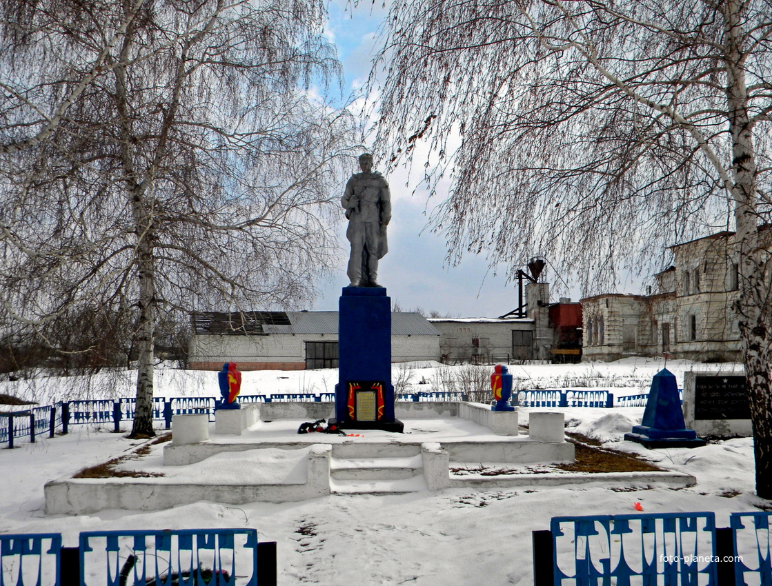 Памятник на братская могиле 2 советских воинов