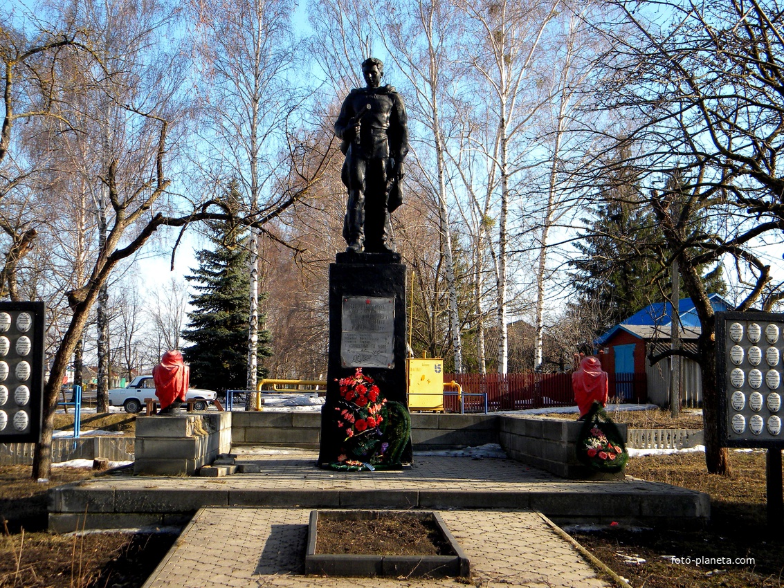 Памятник на братской могиле 73 советских воинов
