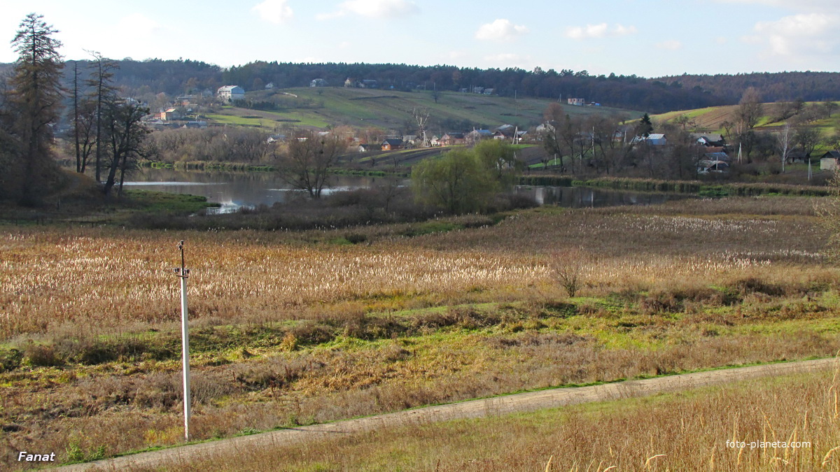 Вид на село и пруд