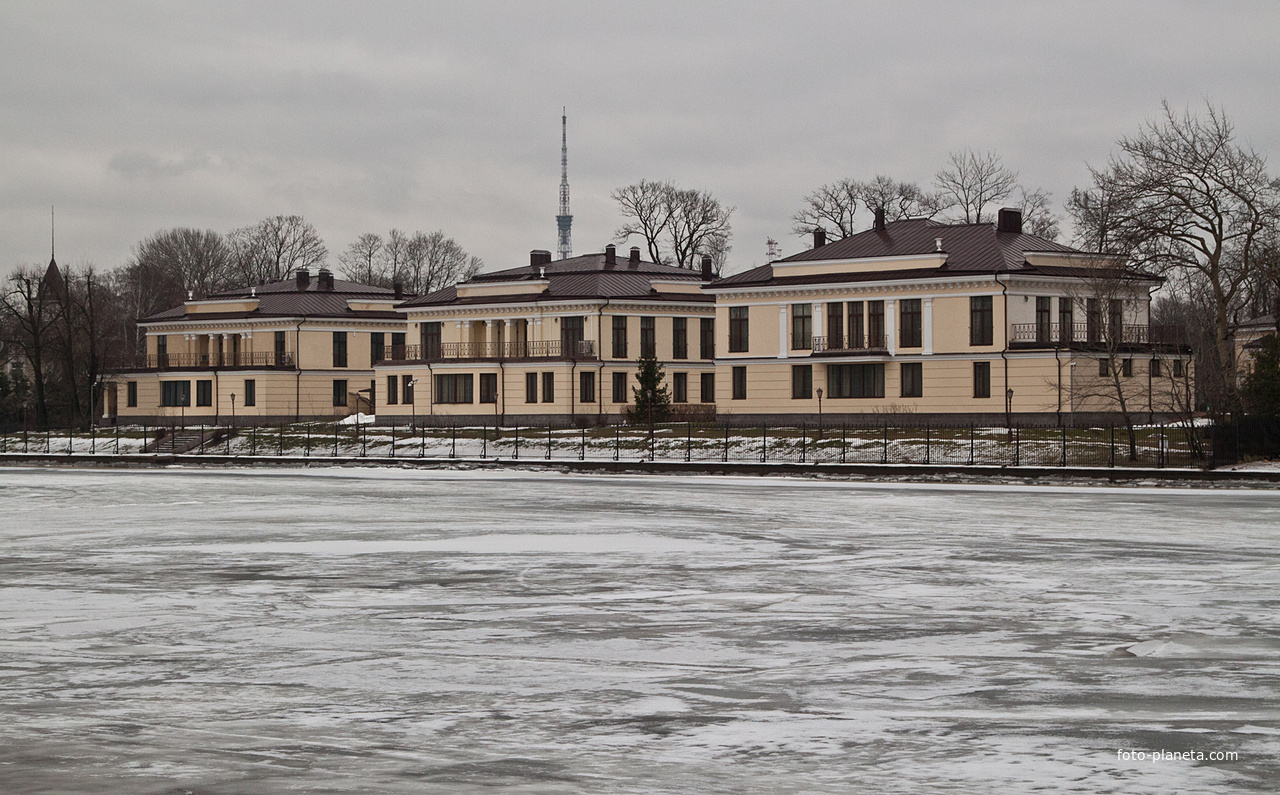 Жилой комплекс Конституционных судей РФ на улице Депутатской