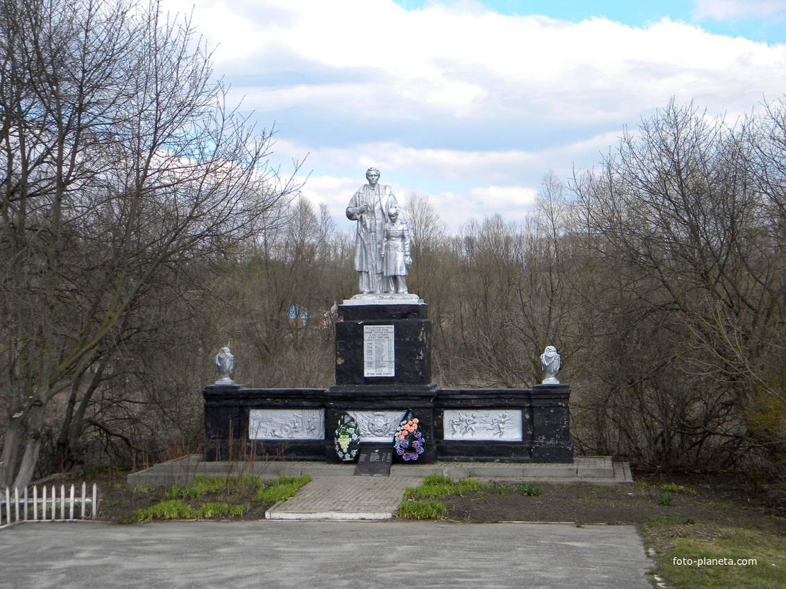 Памятник на братской могиле 40 советских воинов