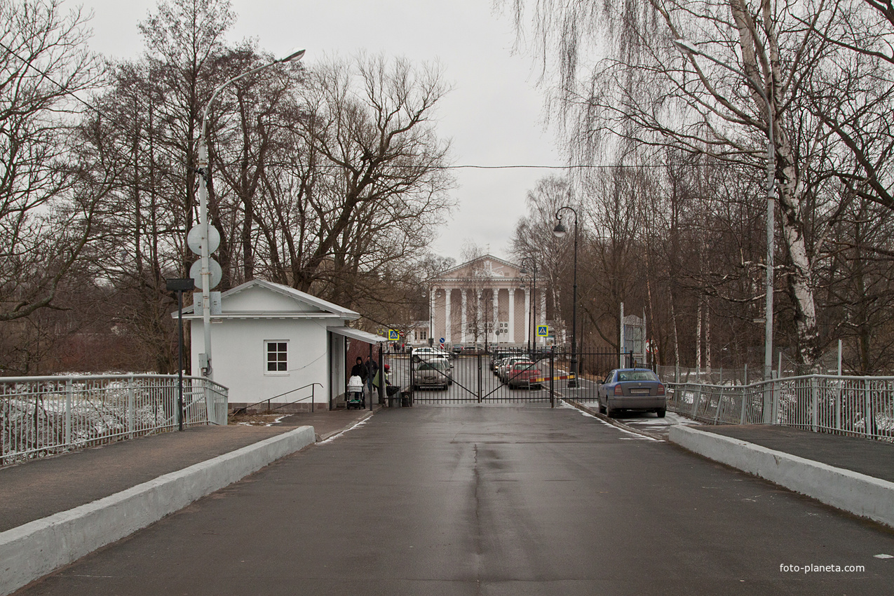 Въезд на остров Каменный