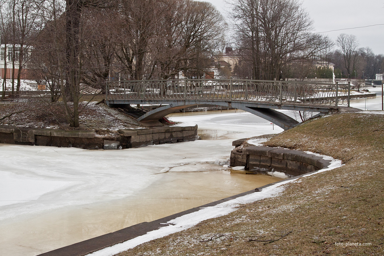 Мостик через реку Крестовку