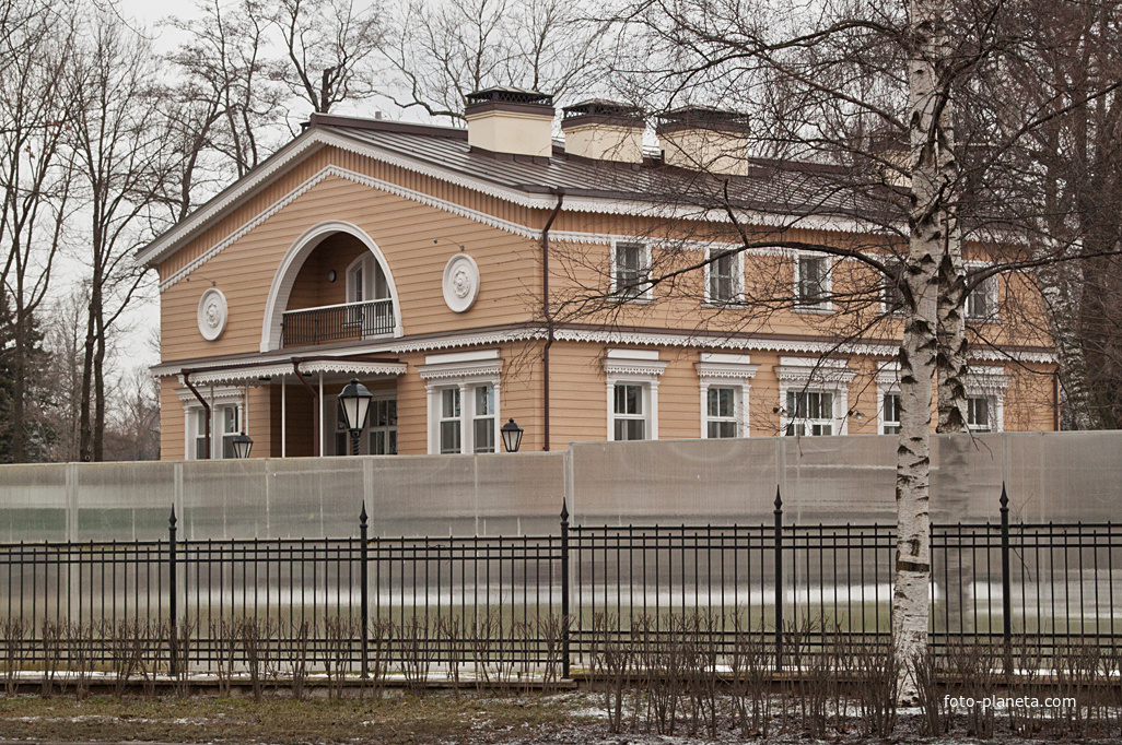 Набережная реки Крестовки, 11