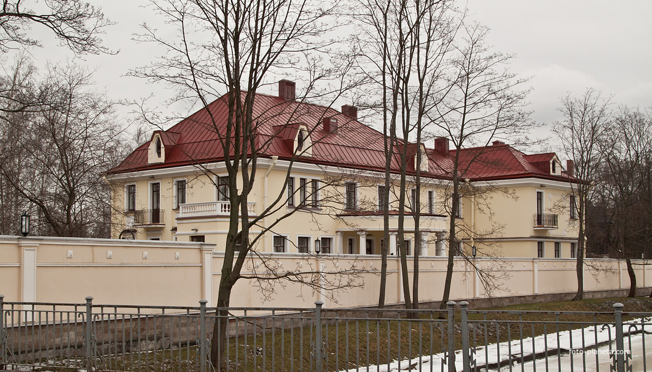 Полевая аллея, 1