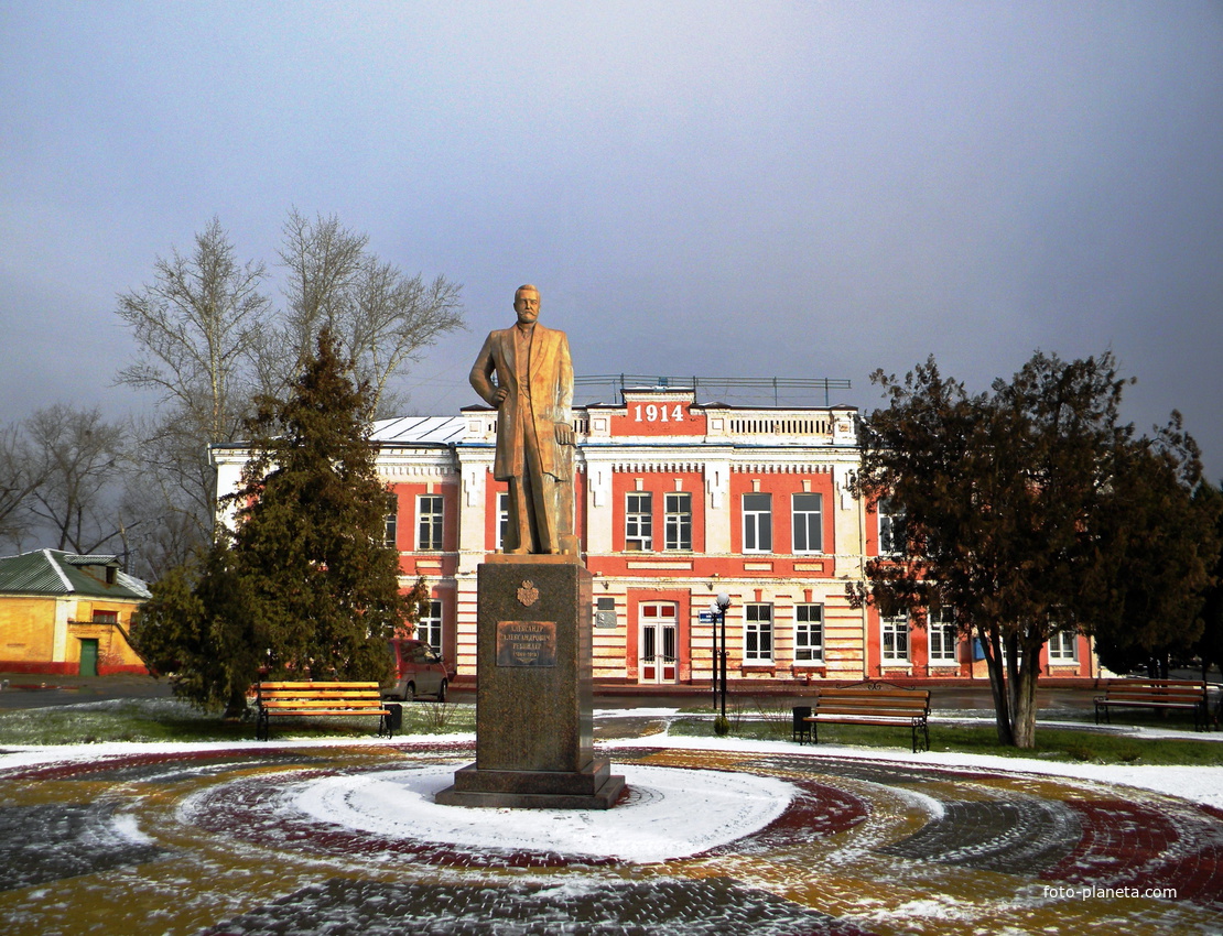 Памятник барону А.Ребиндеру в городе Шебекино