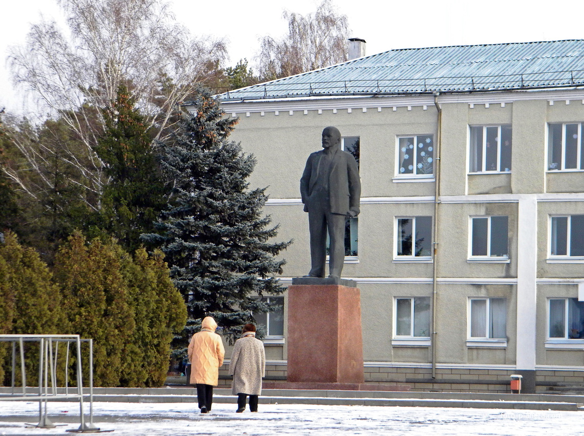 Памятник Ленину на площади