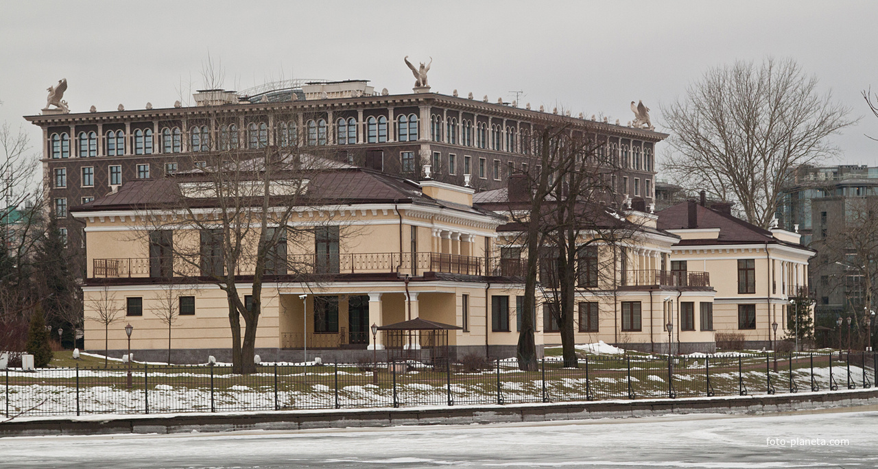 Берег реки Средняя Невка