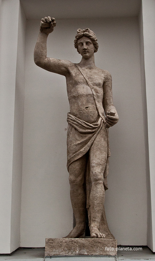 Статуя Аполлона на Кухонном корпусе