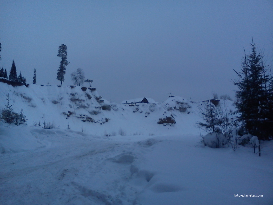 Зимой в посёлке у источника, обрыв у карьера, пейзаж с деревьями, дома