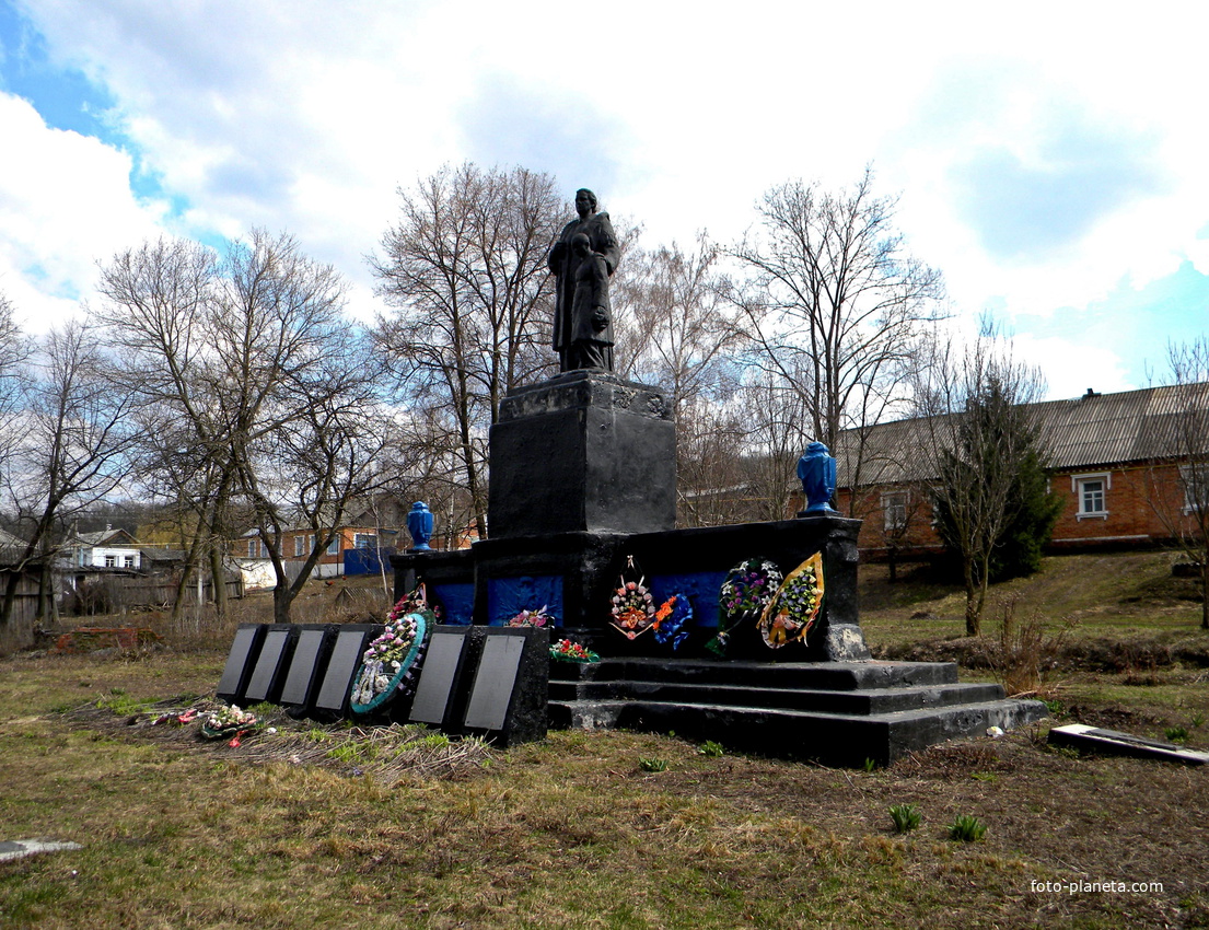Памятник на братской могиле 700 советских воинов