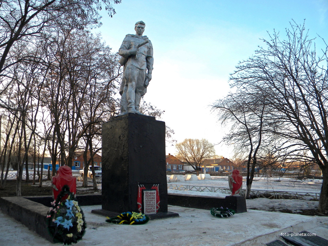 Памятник на братской могиле 11 советских воинов