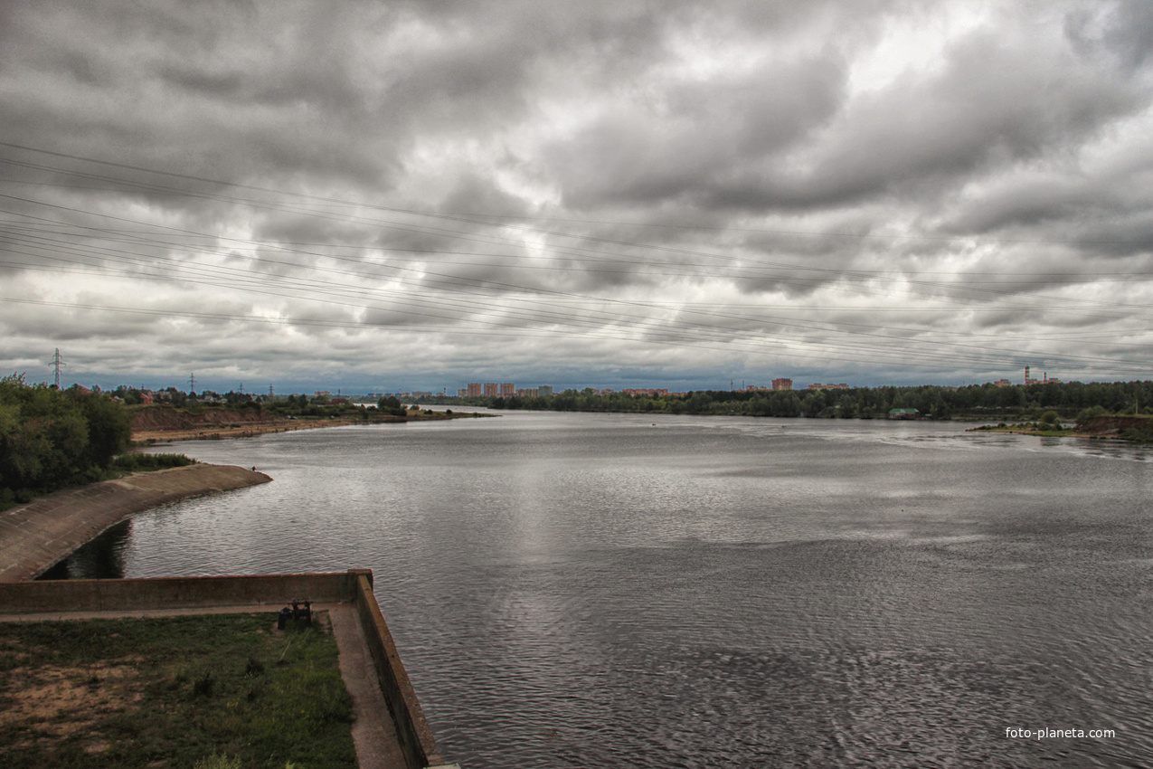 Вид на Волгу с плотины Иваньковской ГЭС