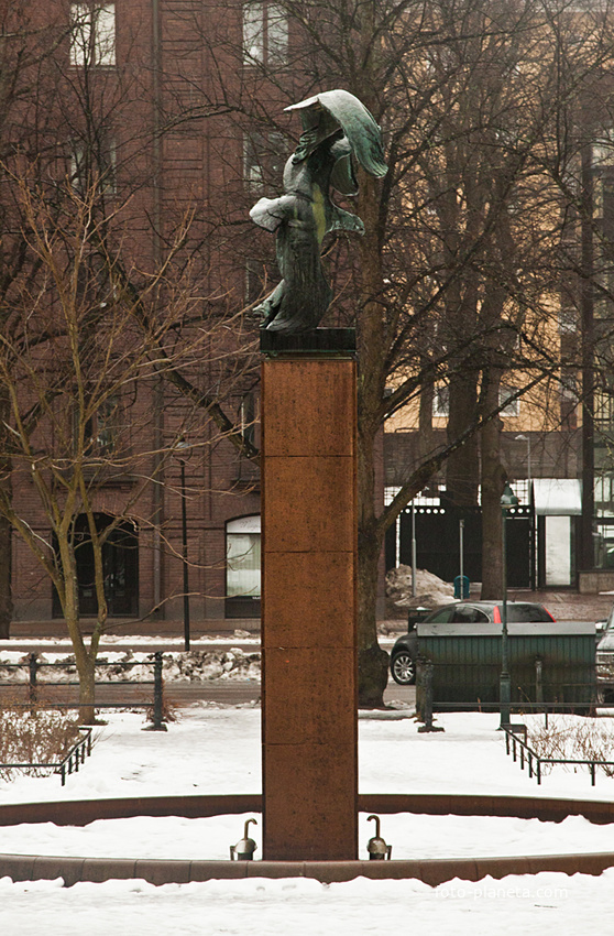 Монумент с двумя орлами в парке Сибелиуса