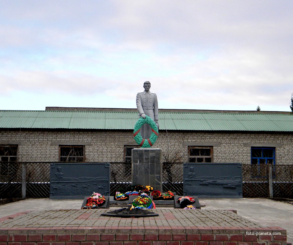 Памятник на братской могиле 56 советских воинов