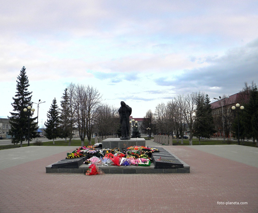 Мемориал «Скорбящая мать» и Вечный огонь.