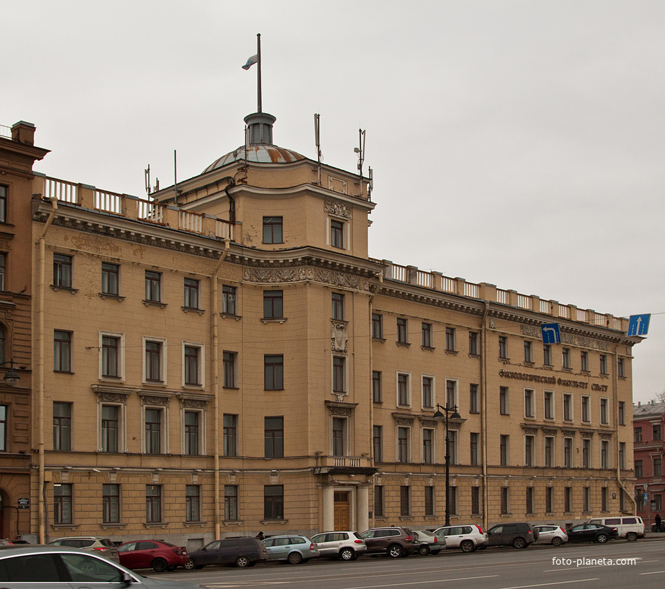 Набережная Лейтенанта Шмидта. Учебный корпус СПбГУ.