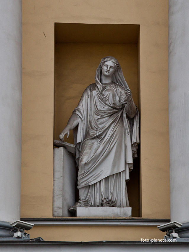 Статуя на здании Конституционного суда РФ