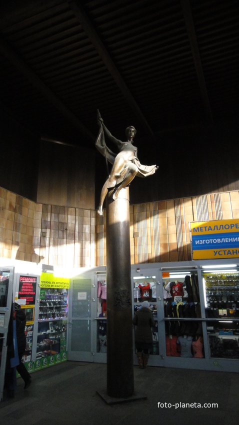 Скульптура в переходе метро Пражская