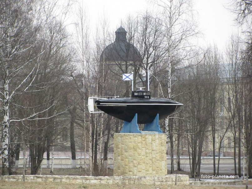 Подводная лодка перед музеем