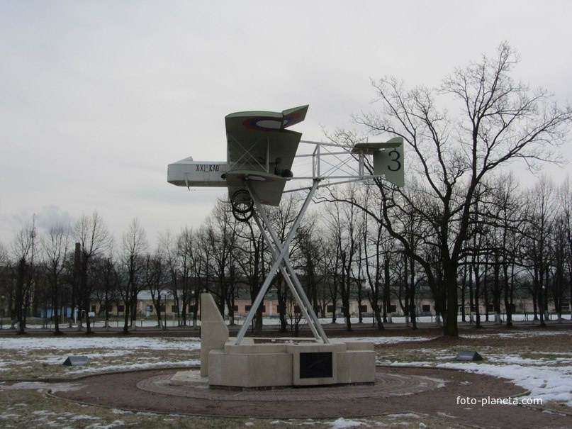 Экспонаты перед музеем