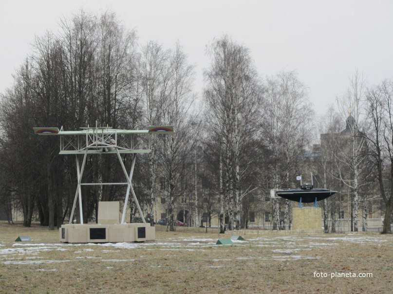 Экспонаты перед музеем