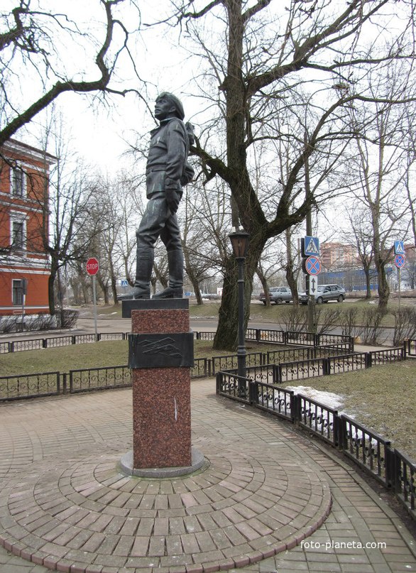 Памятник М. Н. Ефимову - первому лётчику России