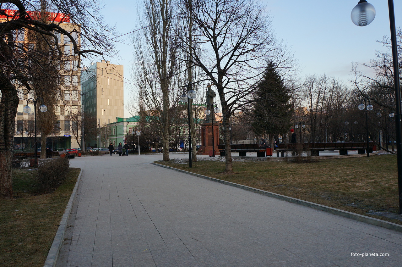 Сквер у памятника Алишеру Навои
